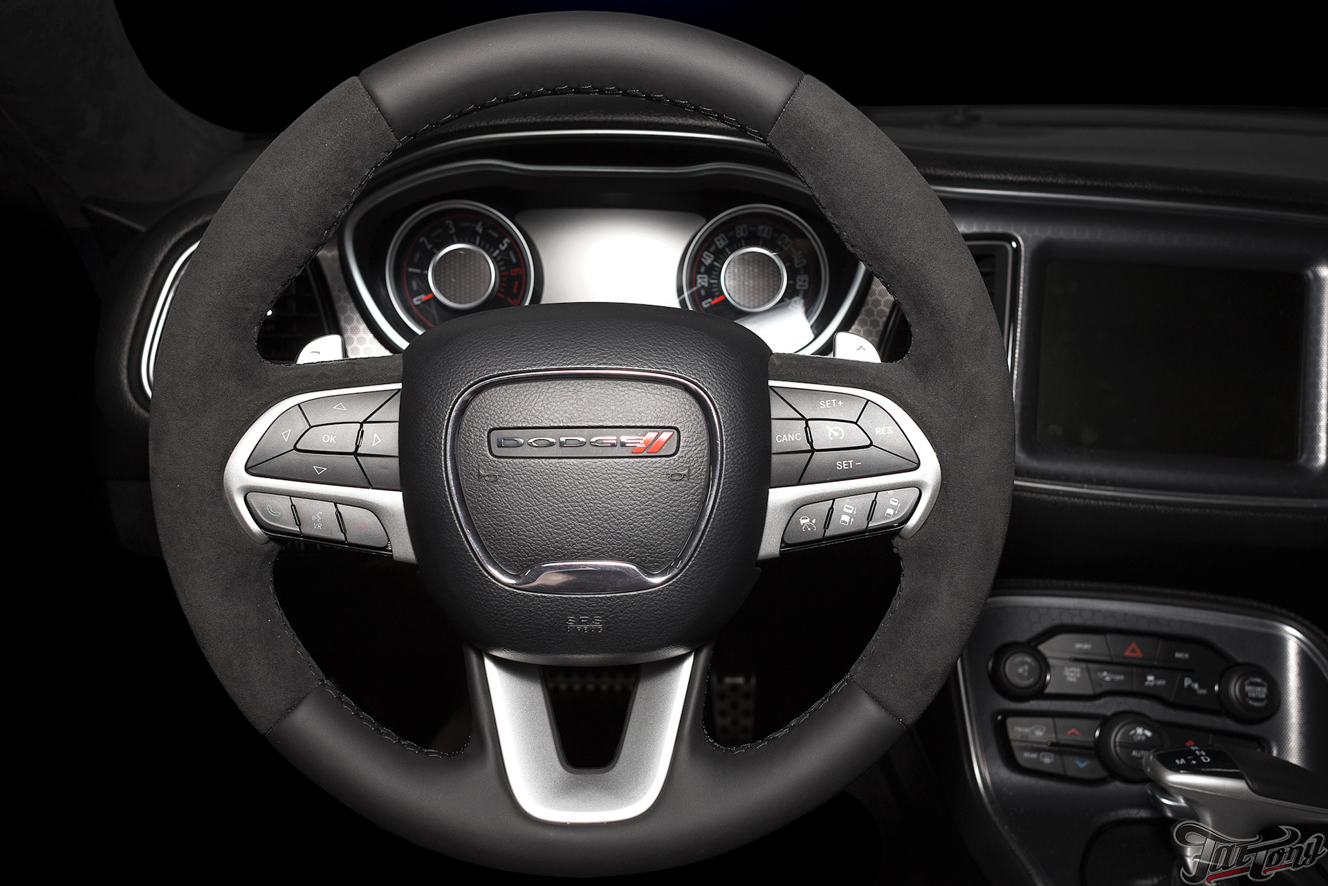 Руль magnum 957. Руль додж рам 2020. Руль додж челленджер алькантара. Оплетка на руль додж калибр. Dodge avenger руль.