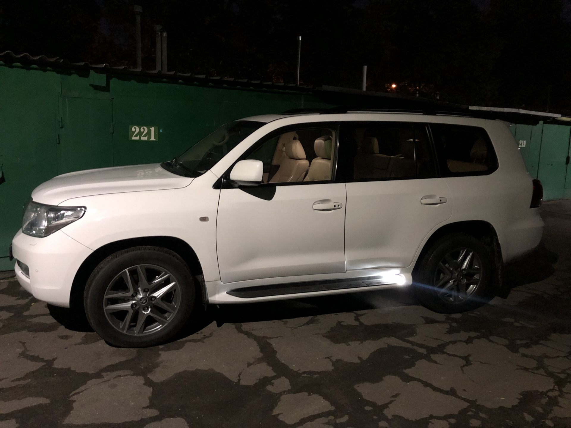 Подсветка порогов — Toyota Land Cruiser 200, 4,5 л, 2010 года | аксессуары  | DRIVE2