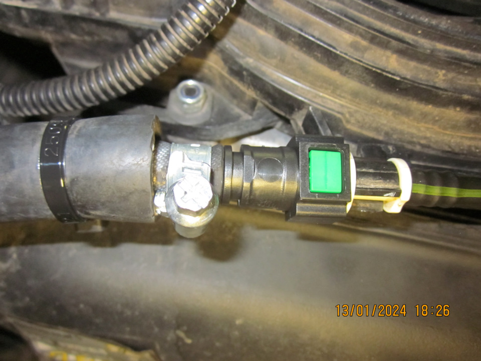 Переделанное соединение топливного шланга с неоригинальным топливным разъёмом — Lada Vesta SW (1G). Запчасти на фото: 13012024