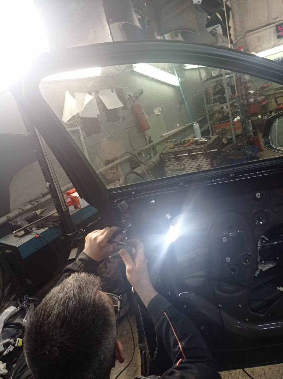 Переднюю дверь разбирали около 3 часов. — Cadillac XT6