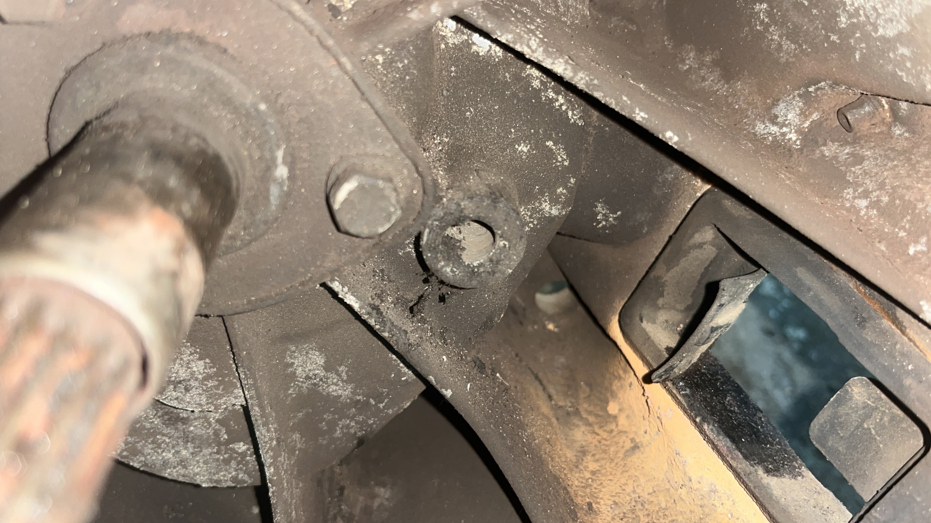 Разбитое Отверстия правее шляпки болта — Citroen Berlingo  (2G)