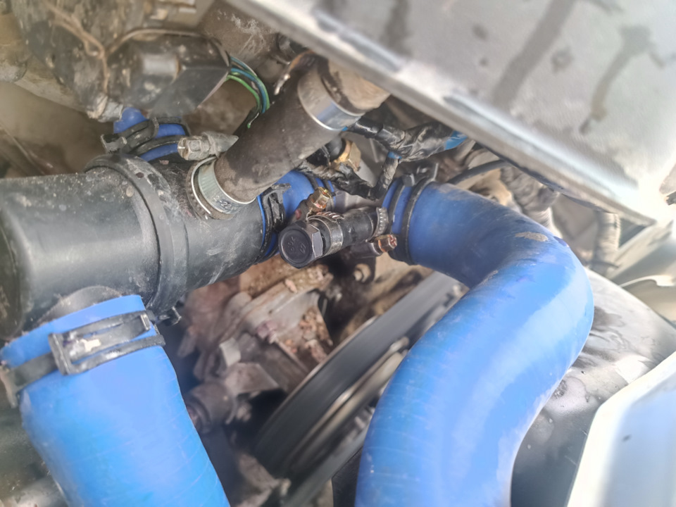 Выпускной патрубок головки блока — Chevrolet Niva GLX, 1,7 л, 2018 года ...