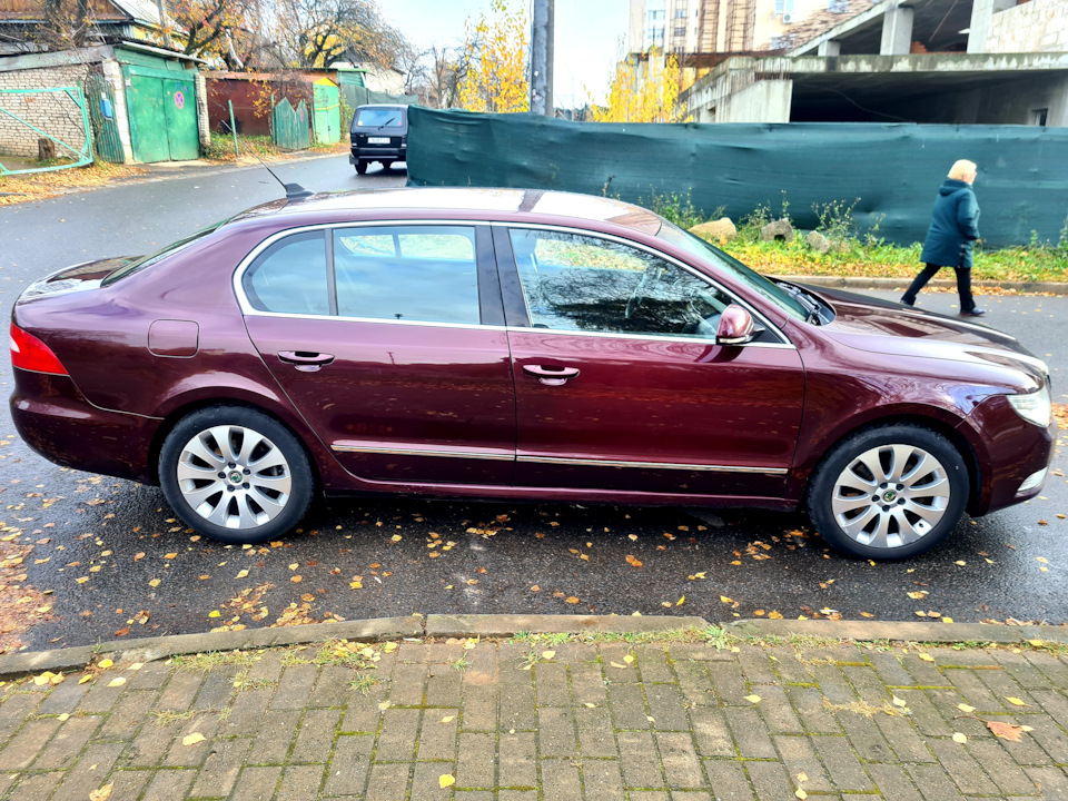 А вот было как, зад видно, что почти на колесе лежал — Skoda Superb Mk2