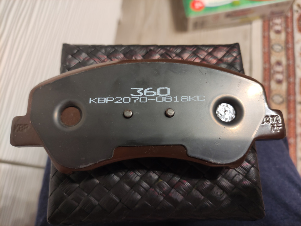 Обозначения на колодке, чтобы вы могли сравнивать с подделками. Коэффициент трения указан FF, такой же, как у дешевых Hi-Q, только по тормозам там разница пропасть, поэтому на эти индексы я никогда не ориентируюсь. Такой же FF был указан у Yes-Q, которые были настолько плохими, что я даже поменял вакуумный усилитель по гарантии. Смысл тогда ориентироваться на эти индексы? — Hyundai Solaris (1G)