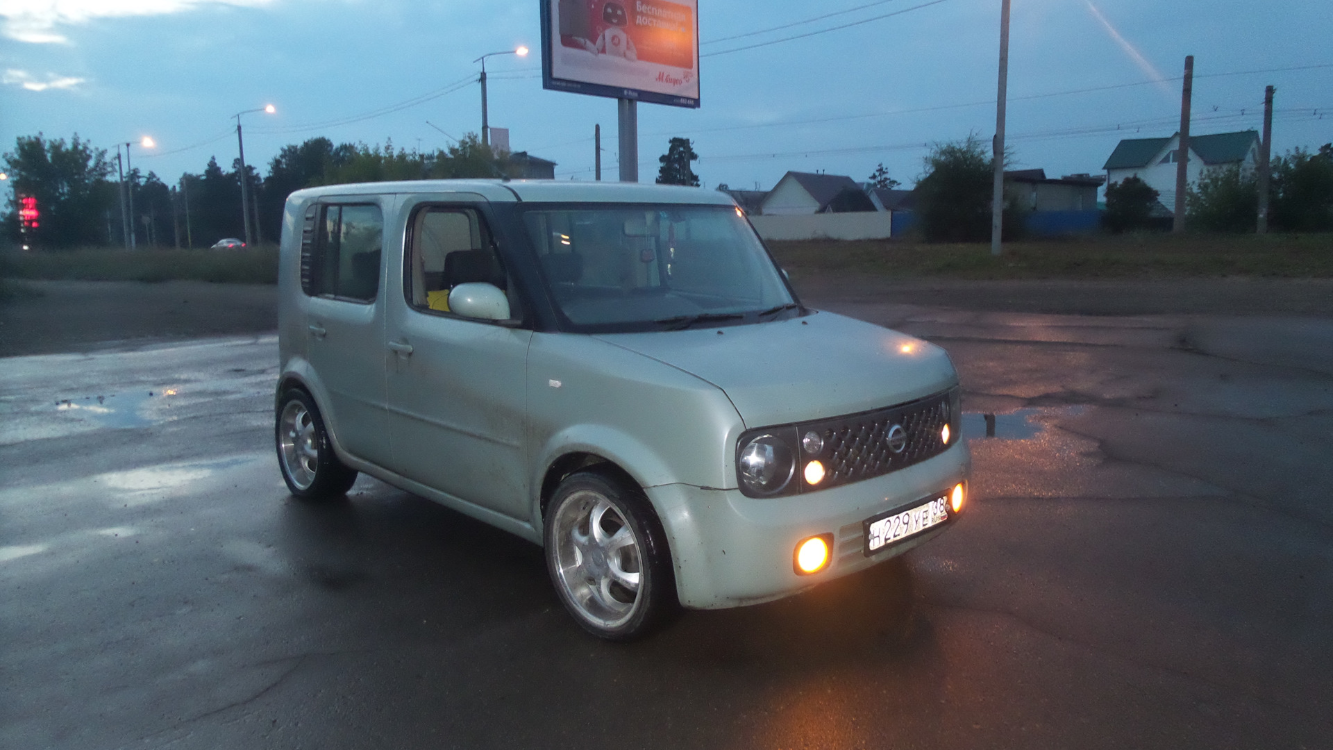 Квадратный номер на Nissan Cube