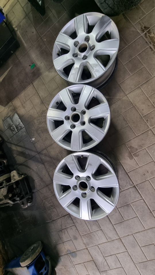 Литые диски Volkswagen 6,5Jx16 ET62 5x120 на Volkswagen Amarok. Б/у ...
