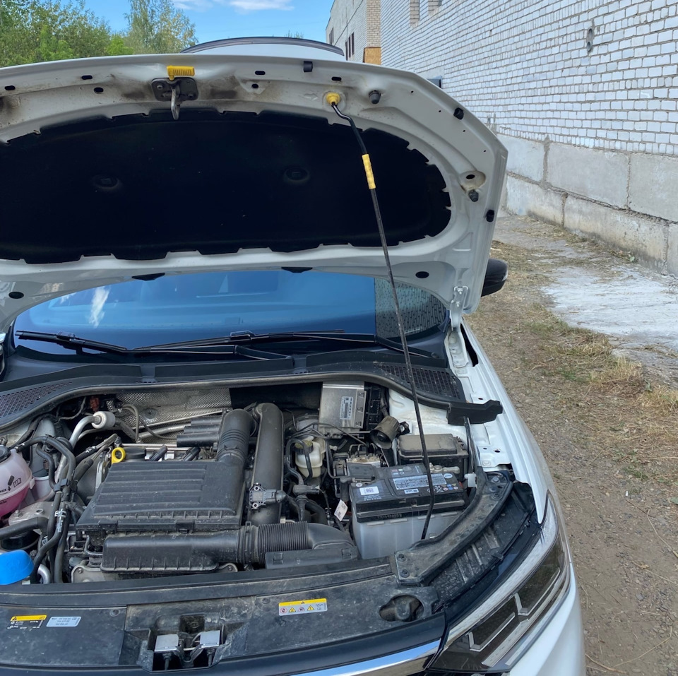 Уплотнитель капота — Volkswagen Polo liftback, 1,4 л, 2022 года ...