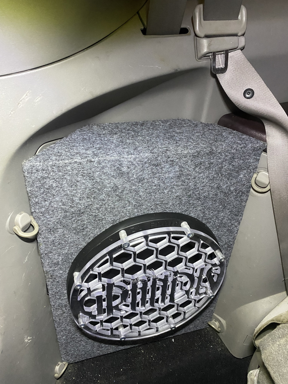 Гриль вырезал из поликарбоната 8мм на станке. Дизайн придуман на скорую руку;) — Mitsubishi Grandis