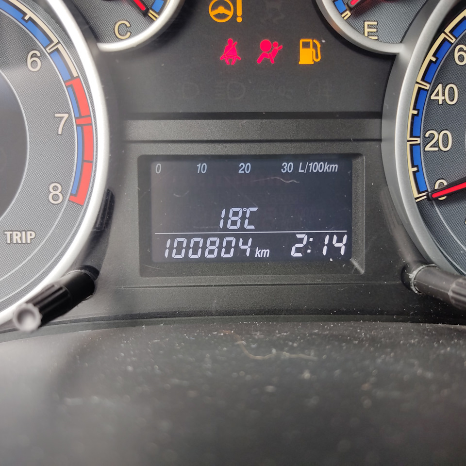 Suzuki sx4 расход топлива автомат. Расход топлива сузуки sx4 полный привод. Сузуки сх4 спидометр. Расход топлива sx4. Панель приборов судзуки sx4 индикация расхода топлива.