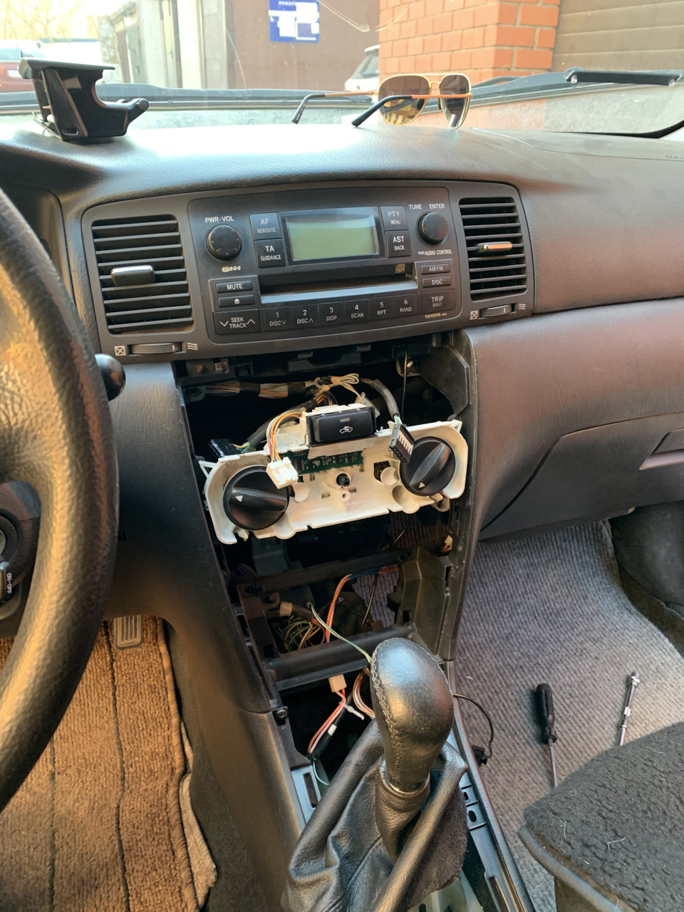 Припаяли аукс в штатную магнитолу — Toyota Corolla (140/150), 1,6 л ...