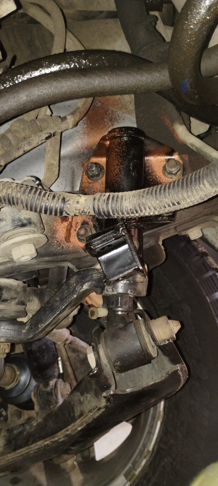 Замена рулевого маятника и сайлентблоков задней продольной тяги — Isuzu ...