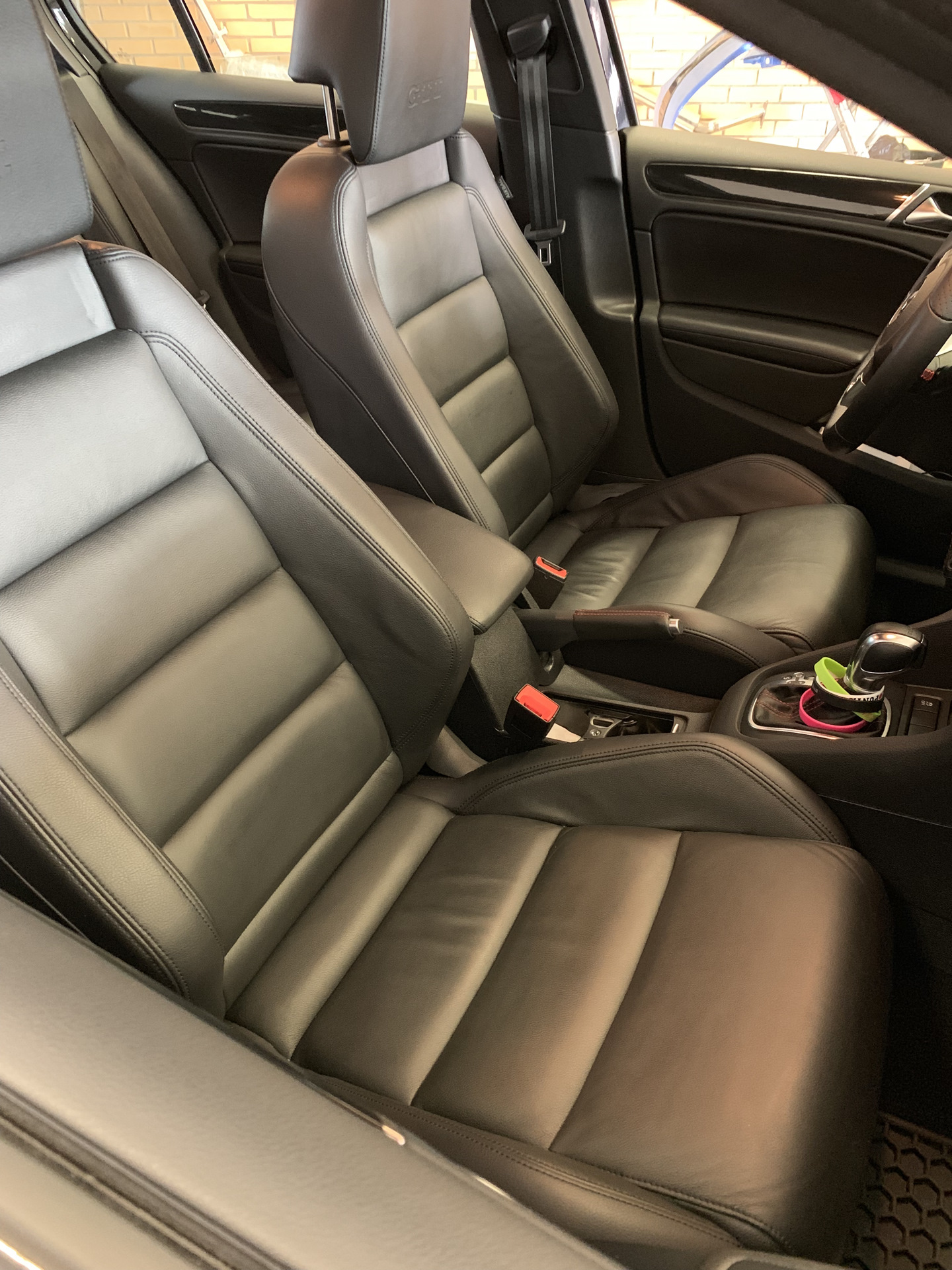 Салон details. Volkswagen Golf 7 кожаный салон. Детейлинг салона гольф 5. Гольф 7 GTI кожа салон. Салон авто Golf mk7 detailing.