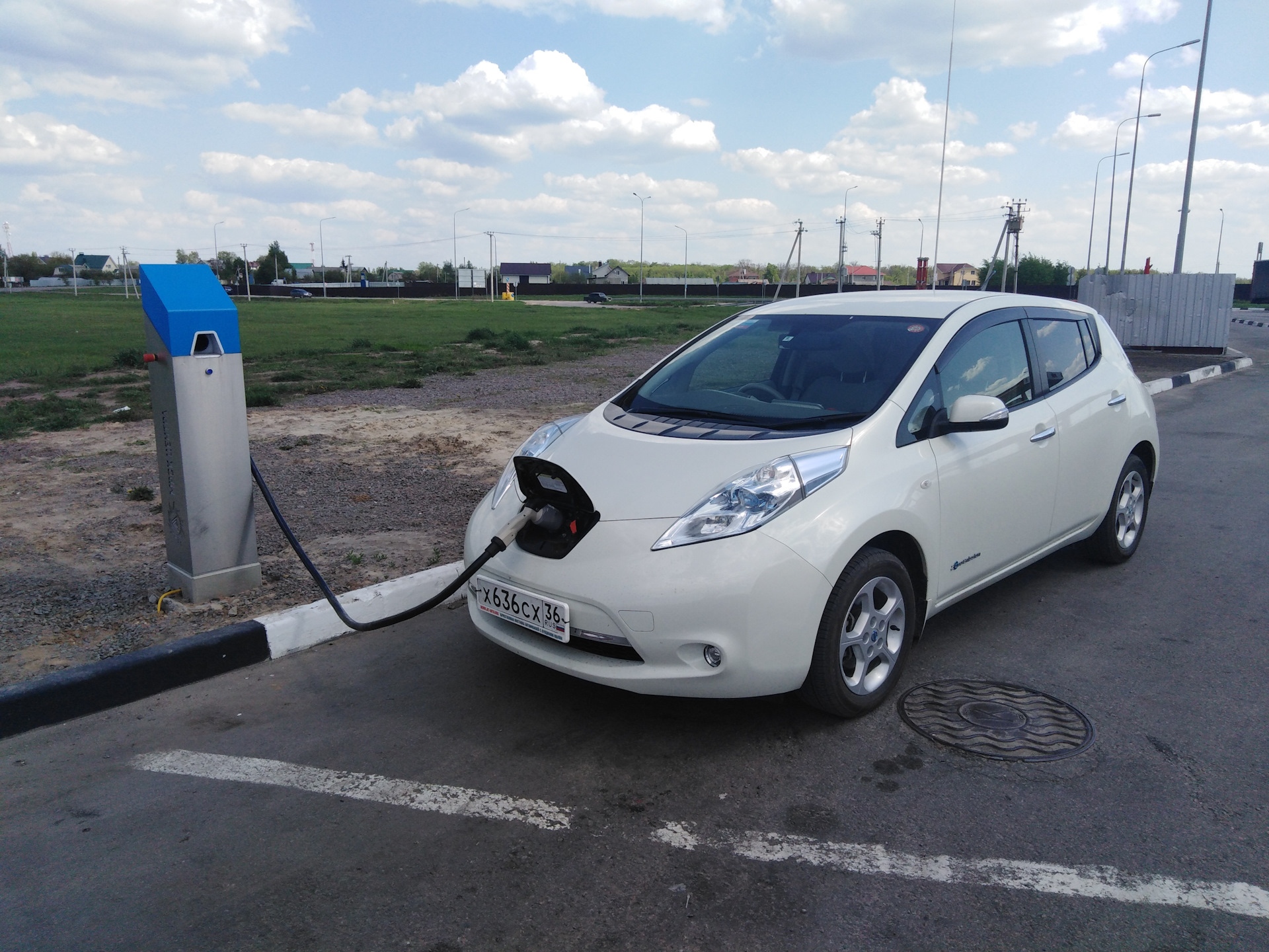 Nissan Leaf электромобиль зарядка