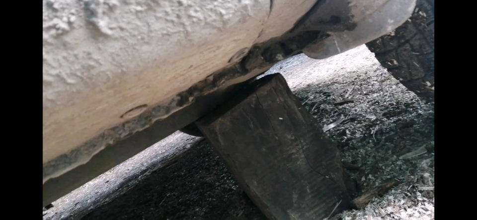 Ставим чурбак. Так как домкрат нам ещё пригодится. Нужно будет поддомкрачивать рычаг позже — Toyota Carina (7G)