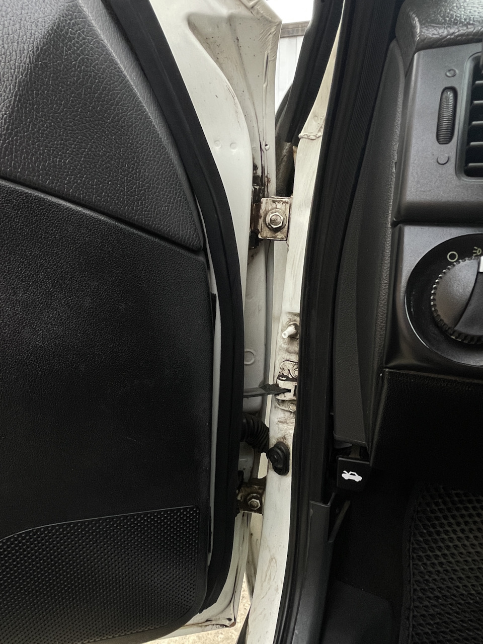 Также проклеил эти места передних дверей, на большой скорости слегка поддувало оттуда, теперь нет) — Lada Приора седан