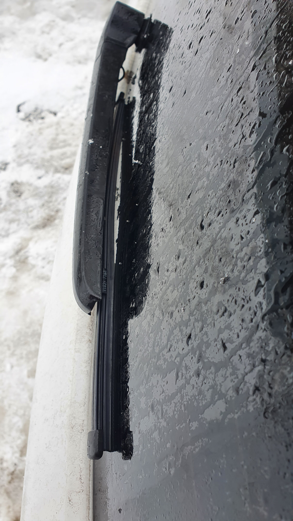 старая щетка, видно место неприлегания к стеклу — Audi Q5 (1G)