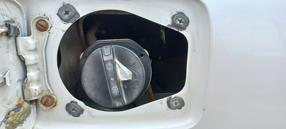 Устранение течи лючка бензобака — Toyota Crown (S140), 2,5 л, 1993 года ...