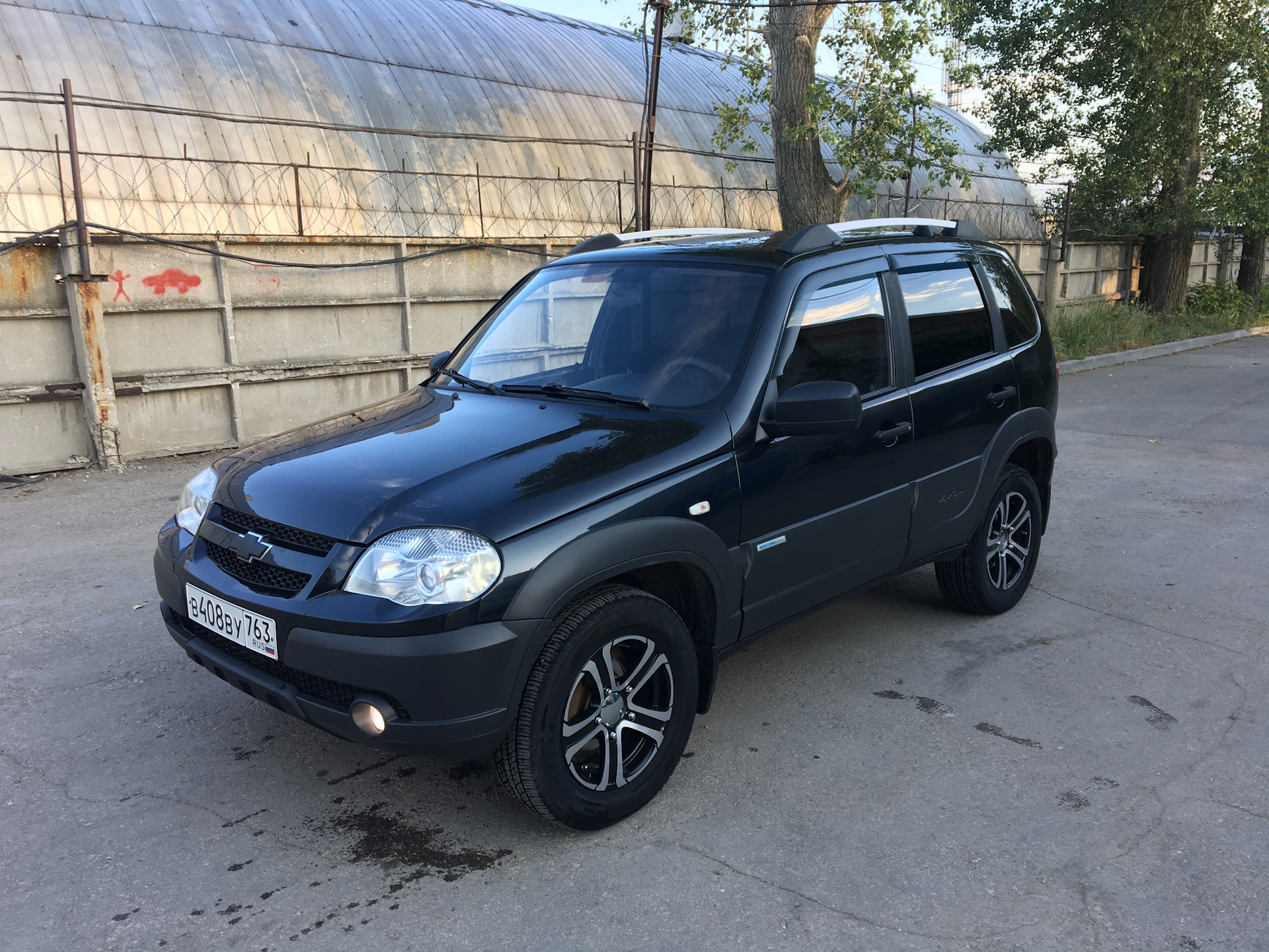 Chevrolet Niva 1 7 МТ 2012 чёрная