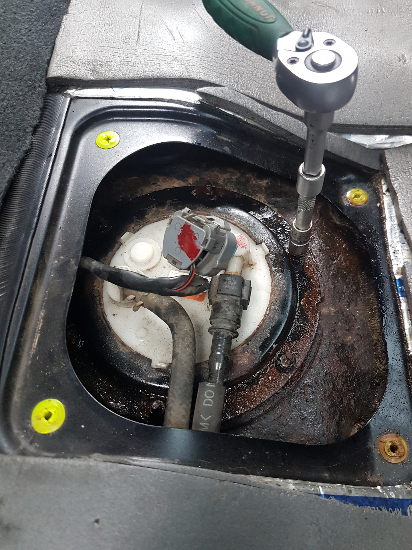 Замена фильтров бензонасоса - Ford S-Max (1G), 2 л, 2007 года своими руками DRIV