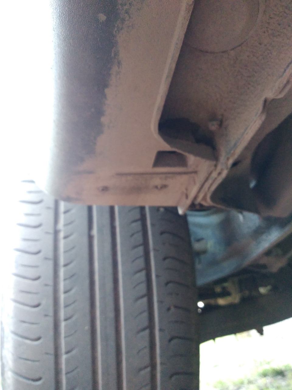 Брызговик перед задним колесом. — KIA Sportage (3G), 2 л, 2014 года ...