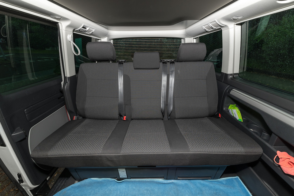 Задний диван. Сидение сидит :) на отлично, а к спинке у меня есть вопросы по креплению. Не совсем понятно, почему сделано именно так. — Volkswagen Multivan (T6)