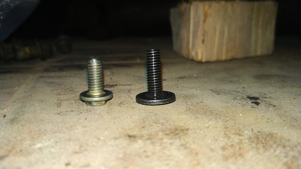 Потек новый задний сальник коленвала — Ford Transit (6G), 2,4 л, 2000 ...