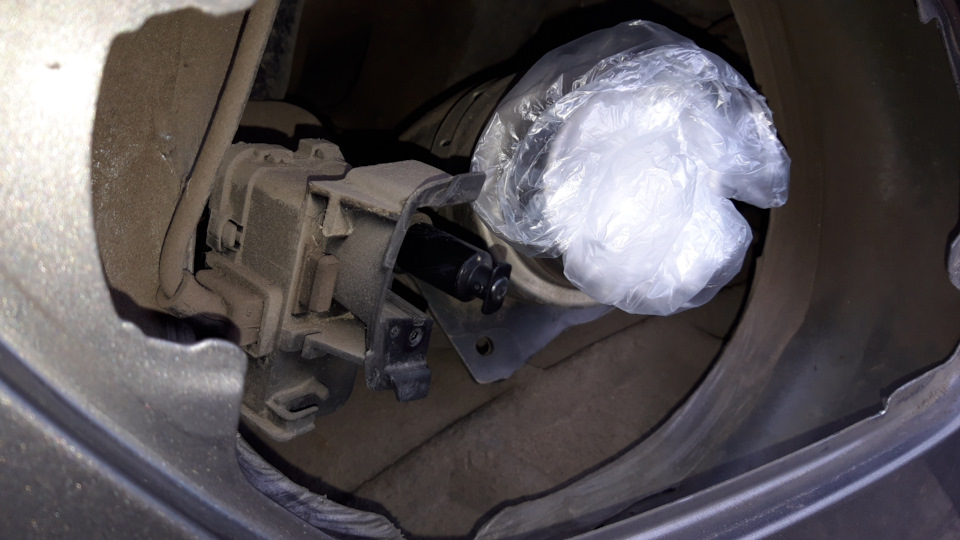 Починка замка лючка бензобака без ремонта — Volkswagen Golf Mk7, 1,4 л ...