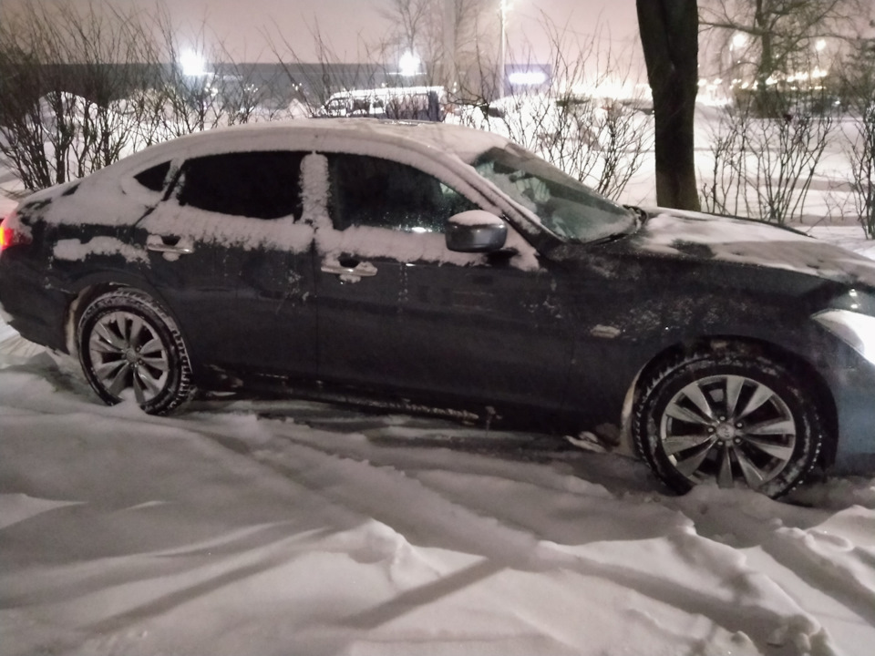 В том же дворе — Infiniti M (3G)