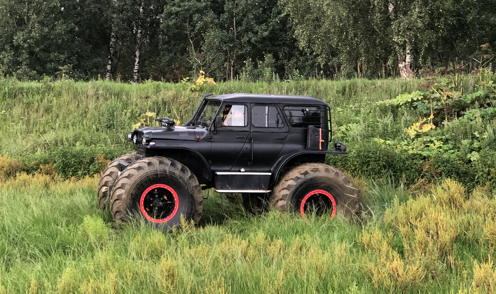 Вездеход болотоход шерп. Уаз монстр екатеринбург. Каракат болотоход вездеход. Вездеход болотоход охотник-м. Болотоход переломка зис 5.