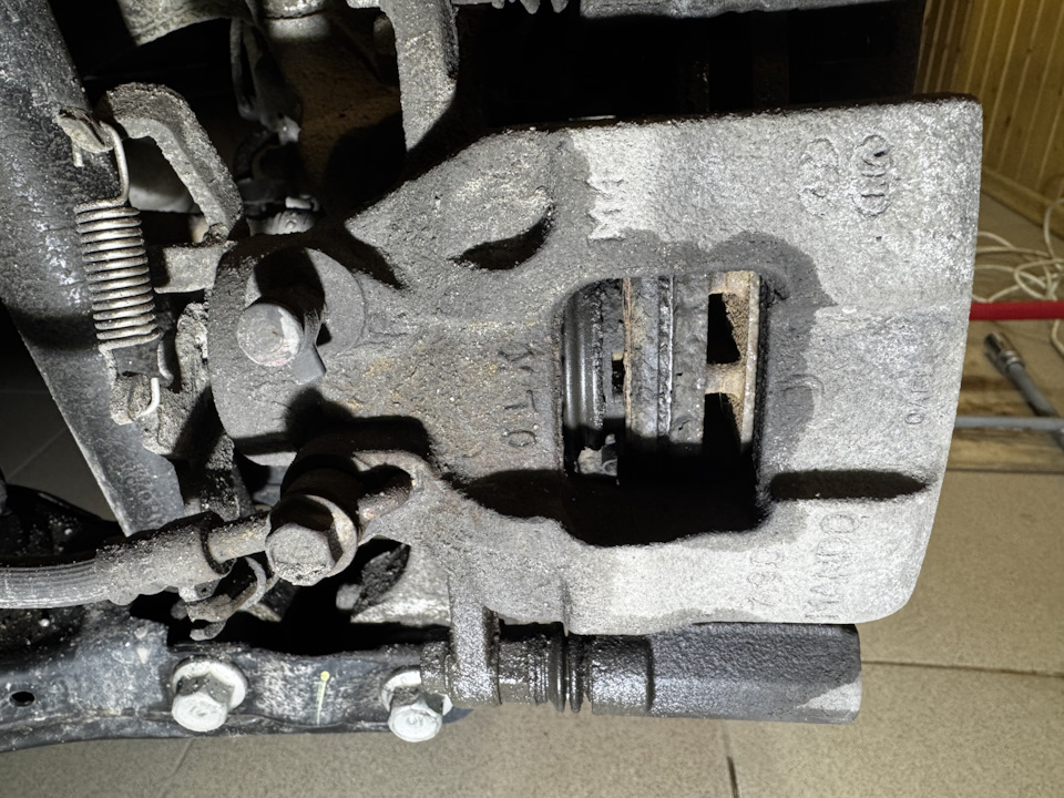 Видно, что внутренняя колодка изношена больше чем наружная. — KIA Sorento (4G)