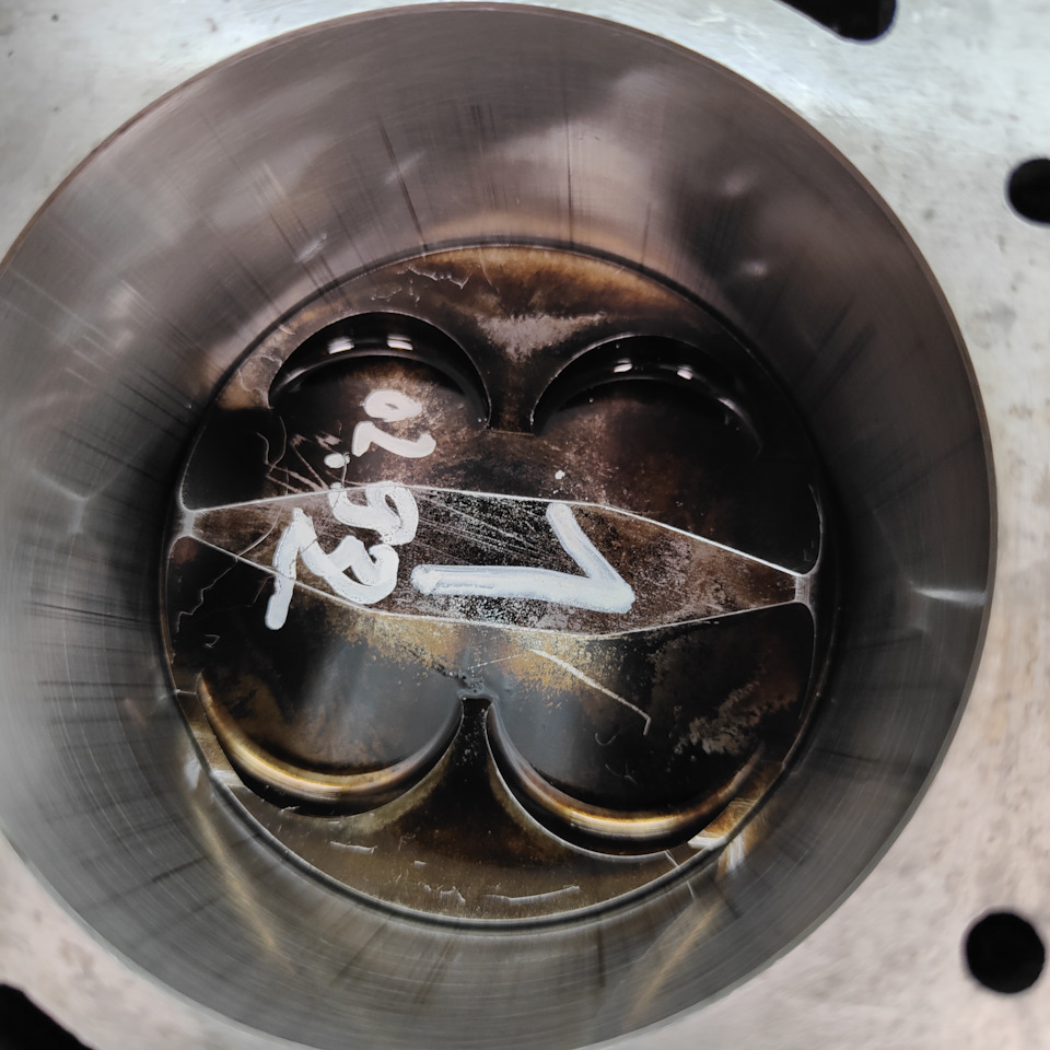 риски 1 цилиндра в вторым комплектом колец, цельное маслосьъмное — Lada 21083