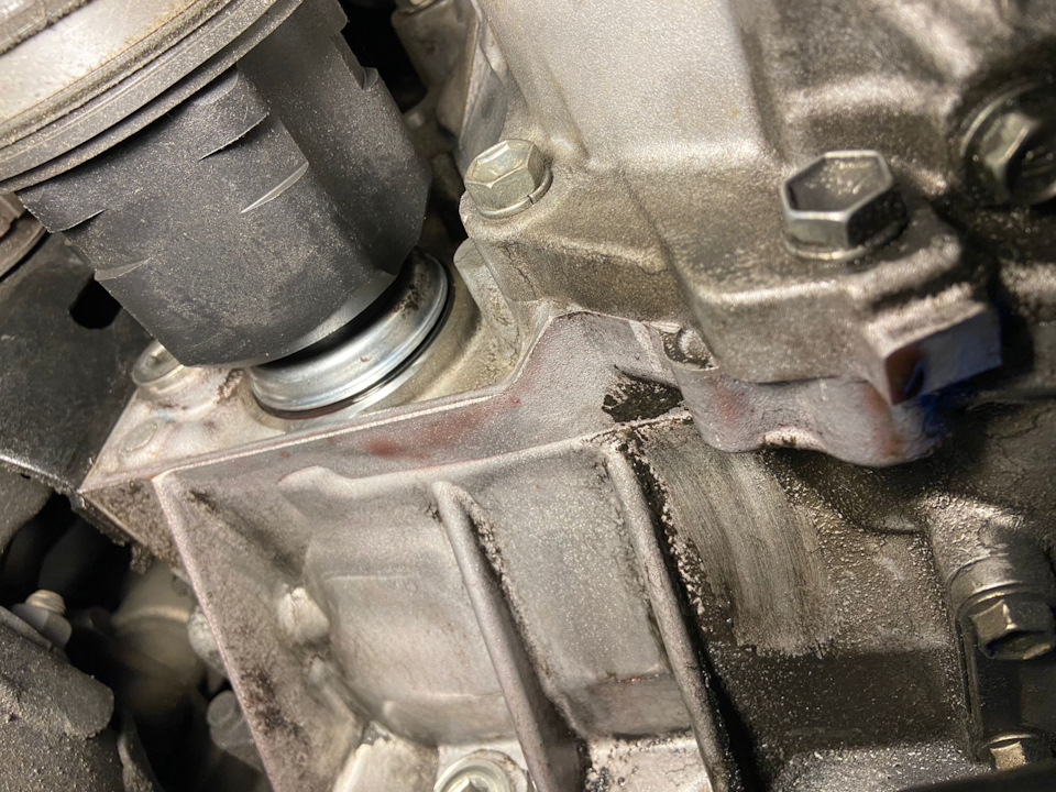 Бежит сальник, кто знает номер? — Toyota Prius (30), 1,8 л, 2013 года ...