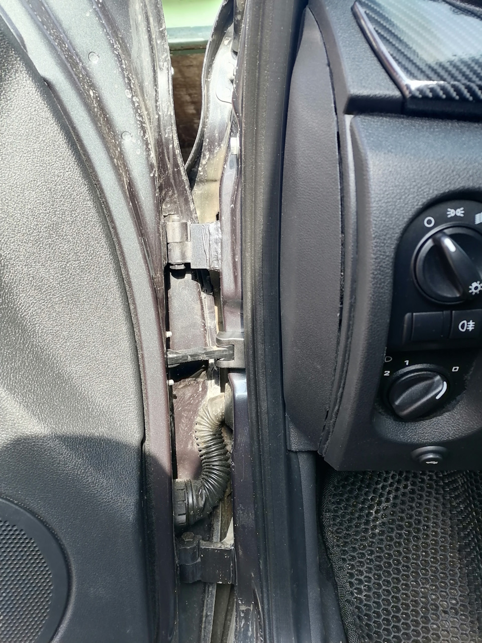 Конфирмат мне в порог. Накладки на петли ограничителей дверей. Заглушки ...