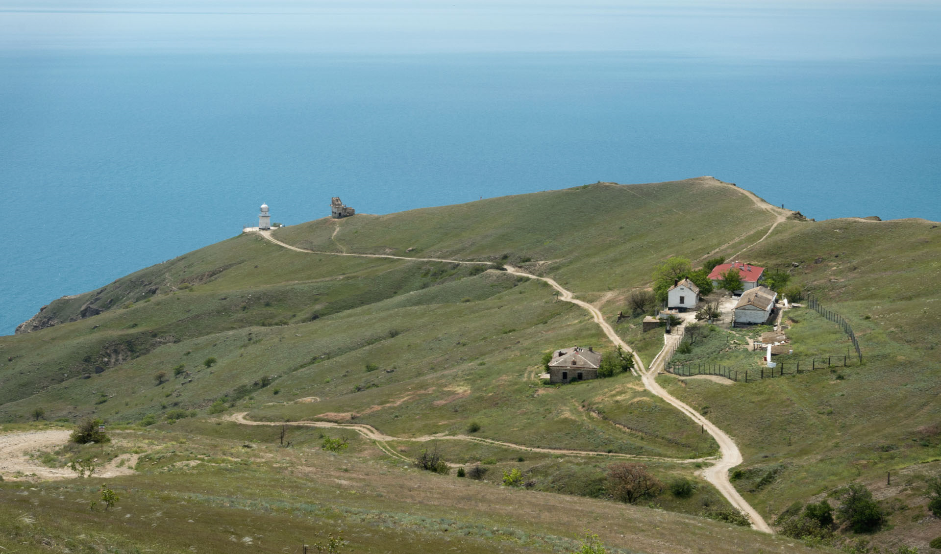 Меганом в крыму снять жилье. Коктебель мыс Меганом. Солнечная Долина мыс Меганом. Мыс Меганом домик. Мыс Меганом статуи.