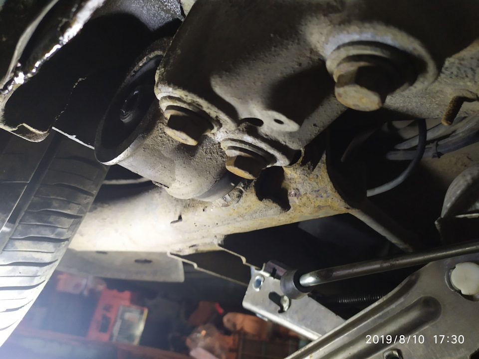 Замена сайлентблоков задней балки — Volkswagen Passat B5, 1,8 л, 2003 ...