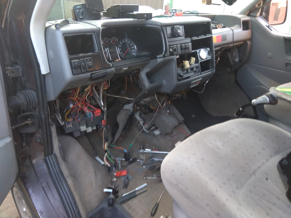 Как снять торпеду на фольксваген т4 Снова ремонт - Volkswagen Caravelle (T4), 1,9 л, 1992 года своими руками DRIVE2