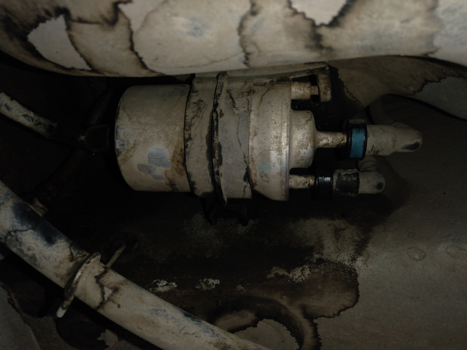 Перед снятием рекомендую все пролить сначала очистителем, потом WD, VAG не был бы вАгом если бы не сделал крайне неудобную простейшую операцию по замене этого фильтра, если центральные защелки еще можно отщелкнуть относительно просто, если там все отмокло, то боковой штуцер не подлезть:(( — Volkswagen Polo Sedan