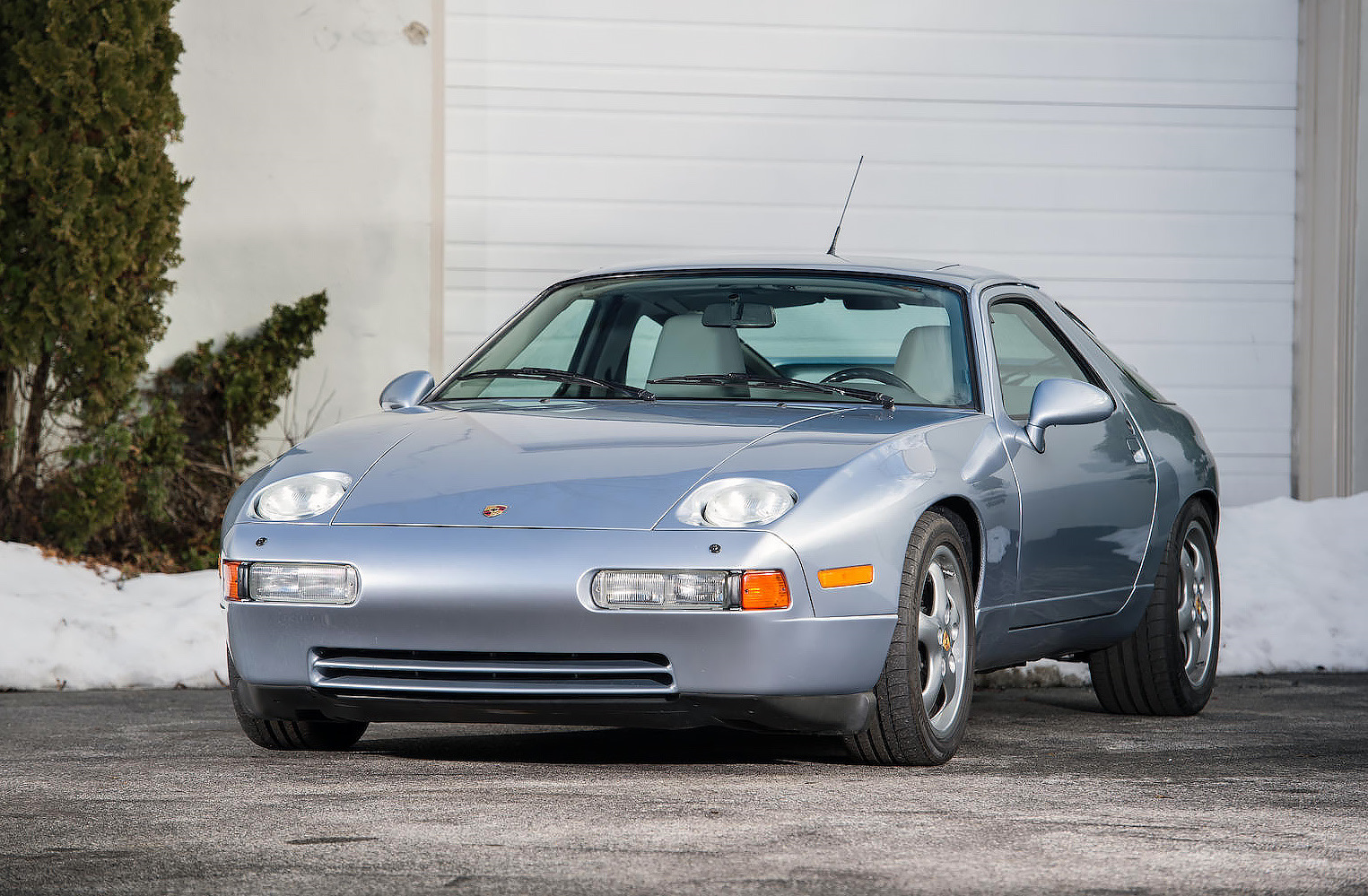 Автомобиль Porsche 928