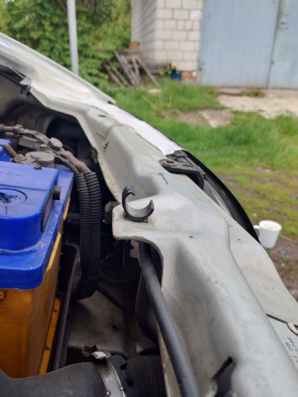 Держатель упора капота — Opel Zafira A, 2 л, 2001 года | запчасти | DRIVE2