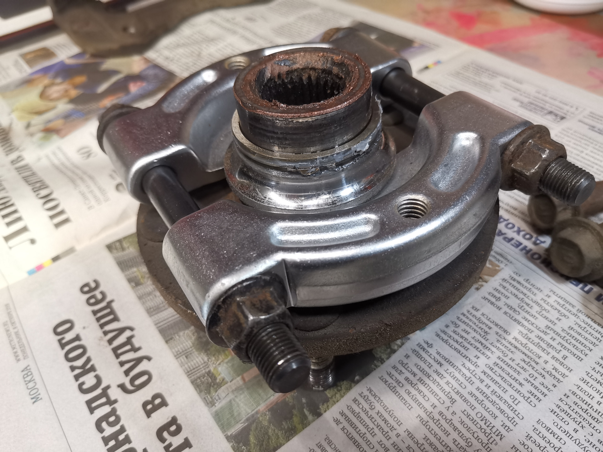 Люфт подшипника ступицы. — KIA Sportage (3G), 2 л, 2013 года | своими ...