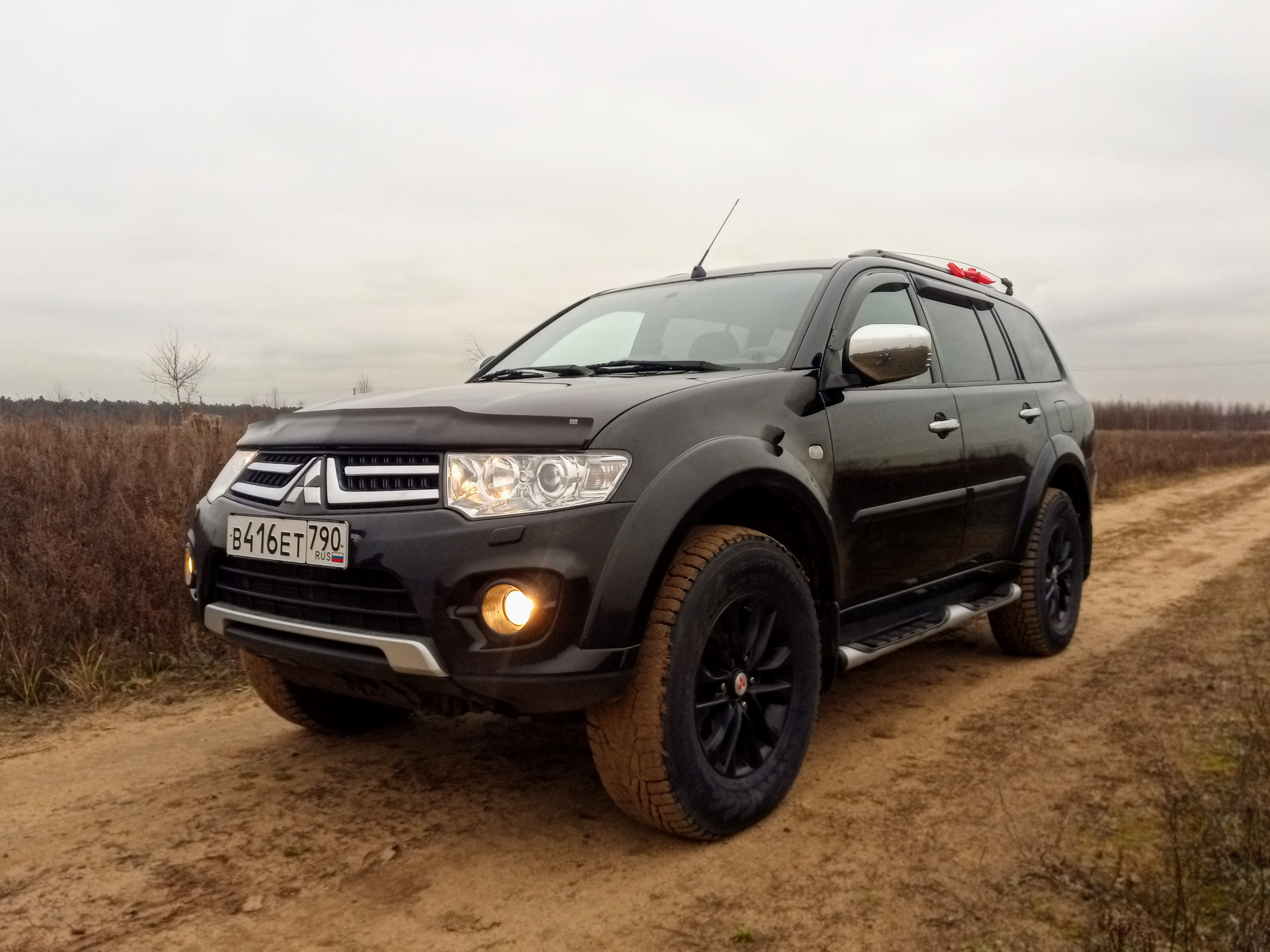 Pajero sport 2. Паджеро спорт на 265/70/17. Pajero Sport 2 r18. 255/70/17 Паджеро спорт. Mitsubishi Pajero Sport р16 265\70.