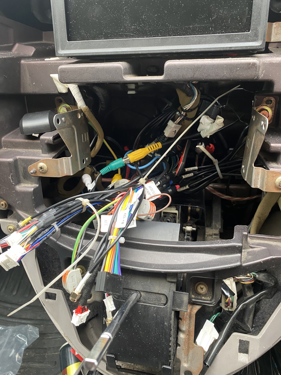 Миллион проводов и антенны все под панель запихнул. Они и оттуда хорошо ловят, не вижу смысл выносить наверх куда-то. — Mitsubishi Grandis