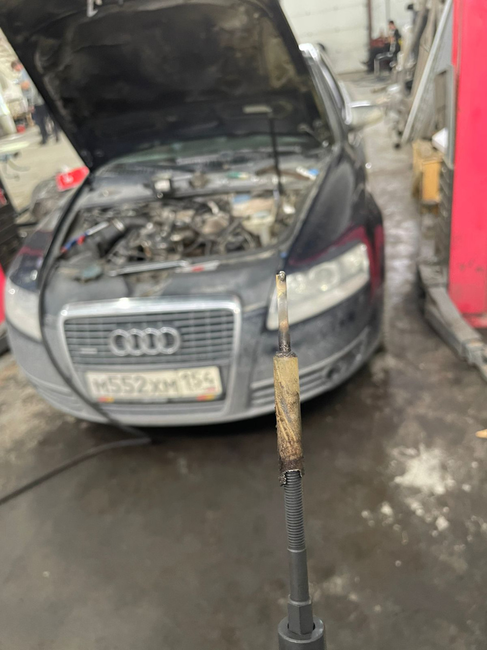 Как вытащить обломанную свечу накала — Audi A6 (C6), 3 л, 2004 года ...