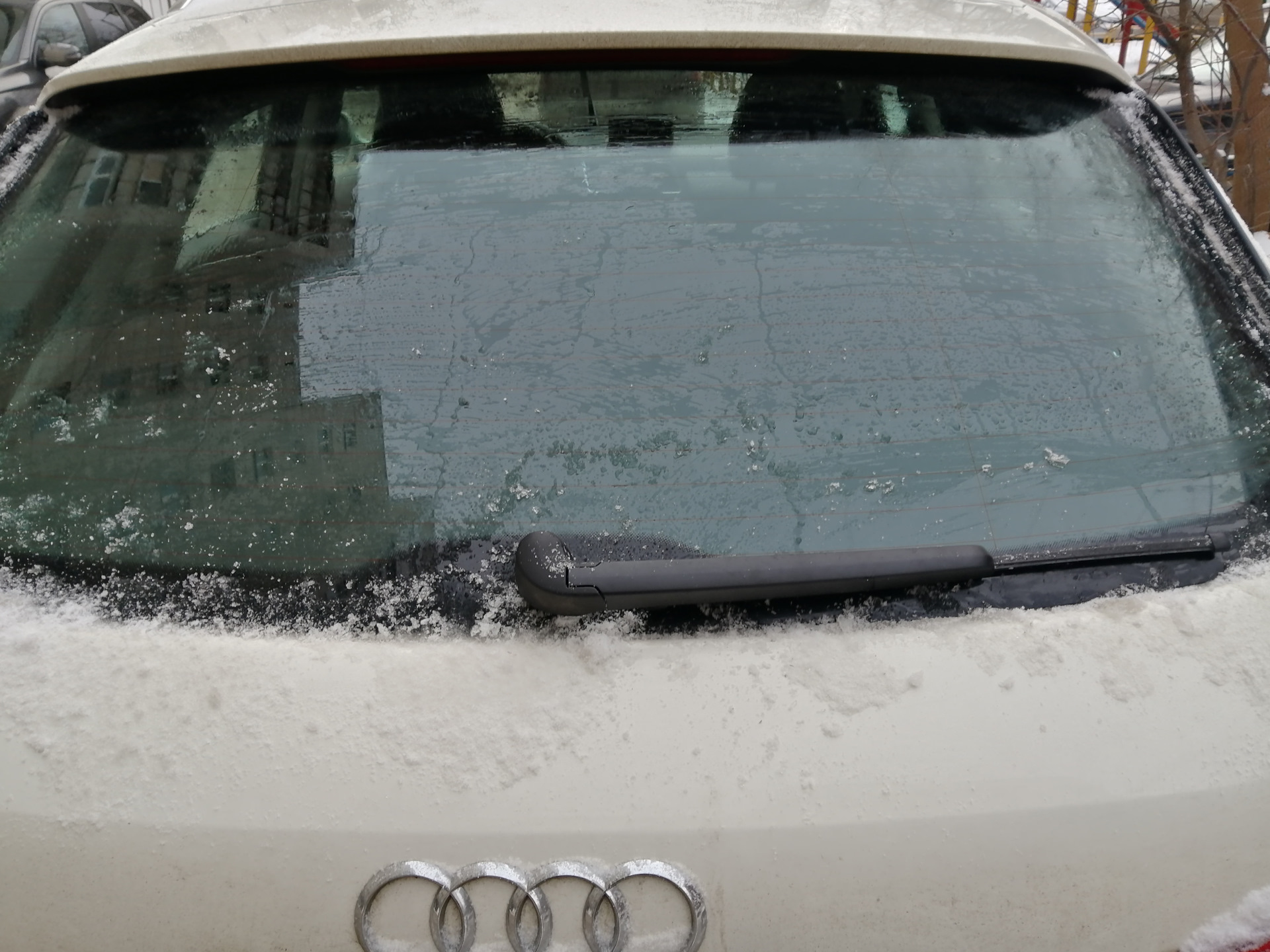 Задний дворник покинул чат — Audi Q3 (1G), 2 л, 2012 года | своими ...