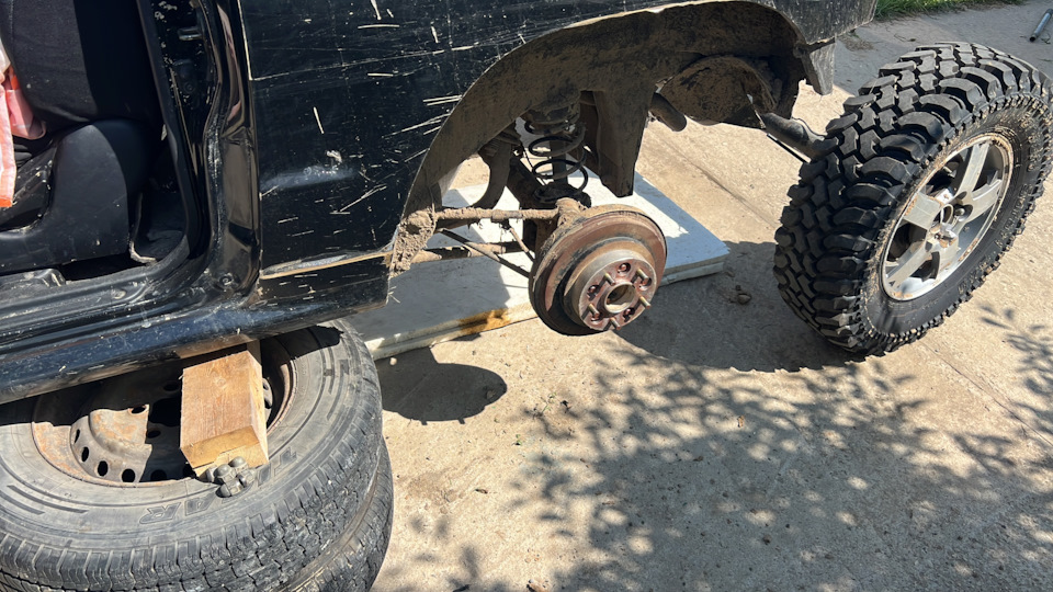 Снимаем колеса — Mitsubishi Pajero Mini (2G)