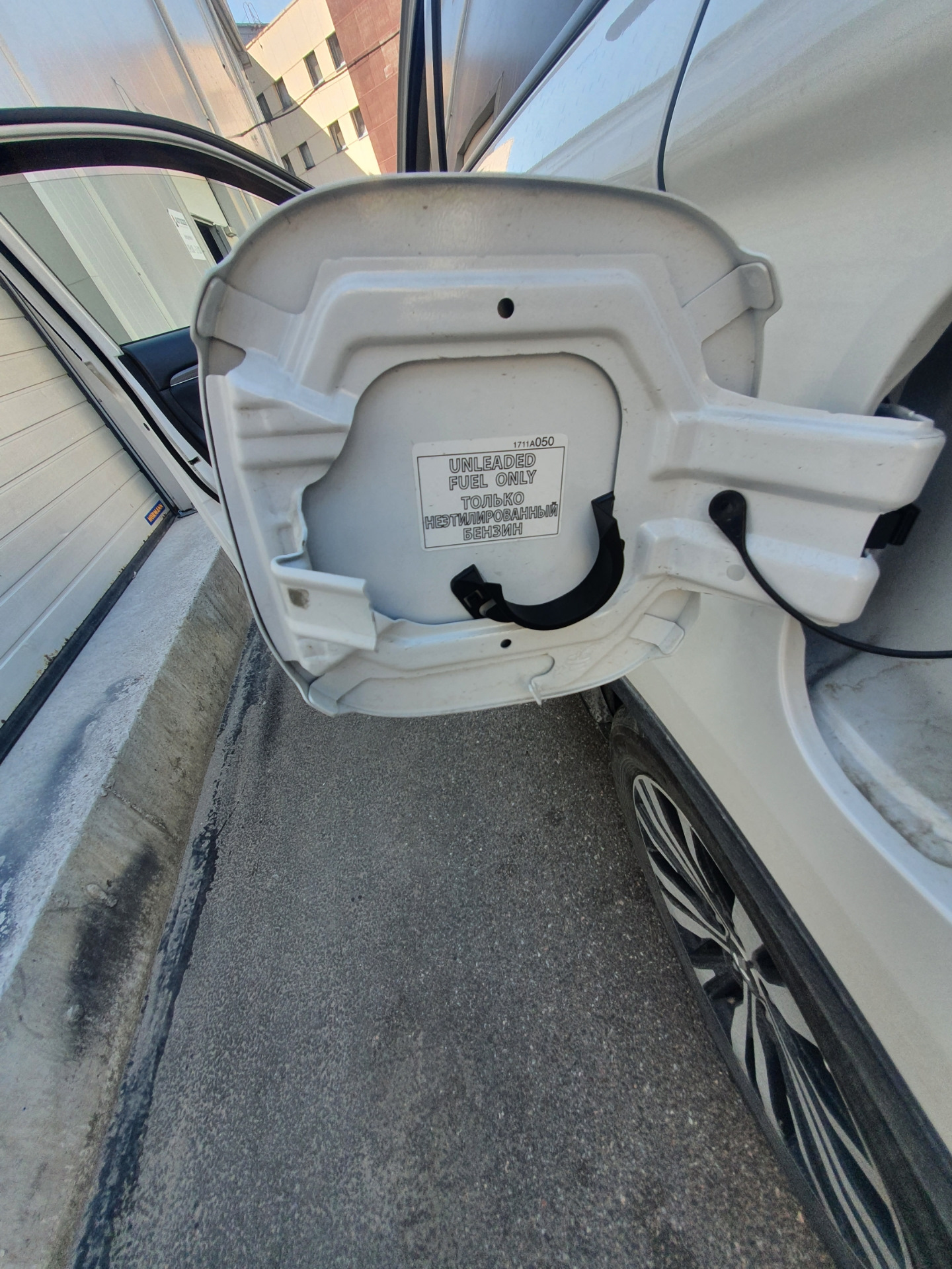 Кронштейн крышки топливного бака — Mitsubishi Outlander (3G), 2 л, 2019 ...
