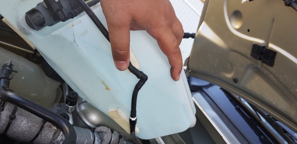 Решил поднять бачок омывателя и вовремя — Lada Ларгус, 1,6 л, 2020 года ...