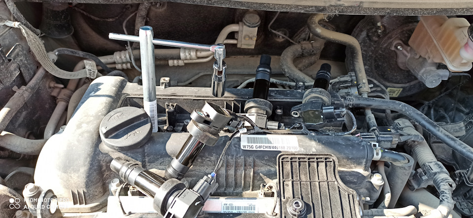 6. Kia rio 2017 • двигатель. 6. Замена свечей рио 3 1. Расположение свечей киа рио 3.