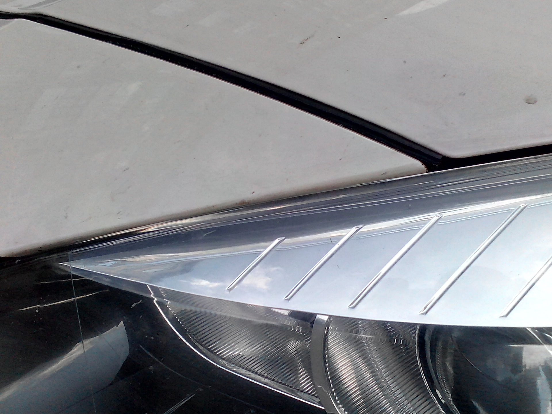 Зазор между капотом и бампером. Уплотнитель капота BMW x1 2012. Уплотнительная резинка между бампером и капотом Mitsubishi Lancer x. Уплотнитель между крылом и бампером Прадо 95. Уплотнитель капота самоклеющийся.