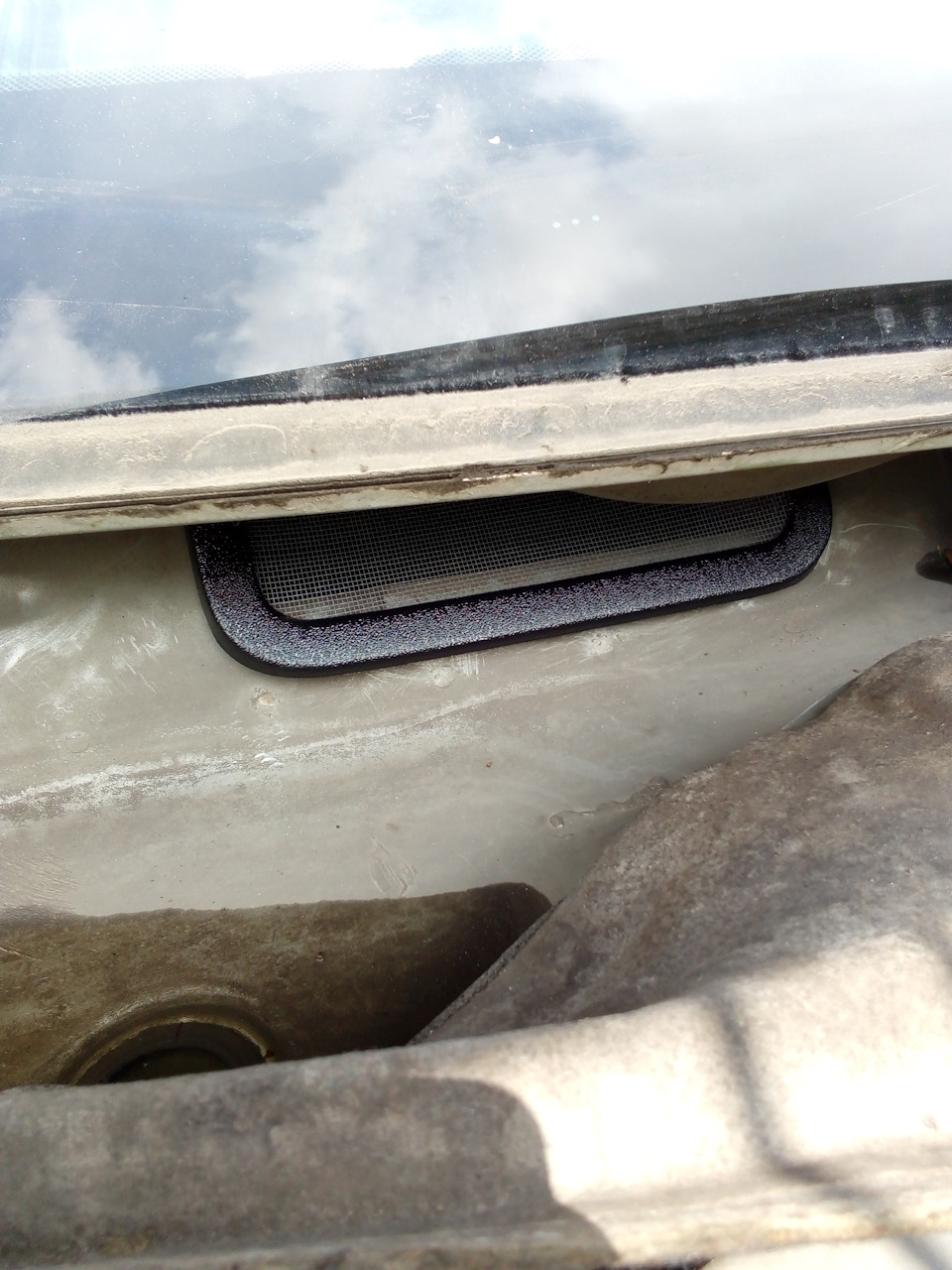 Поставил фильтр-сетку на воздуховод от Ларгуса и прочистил дренаж ...